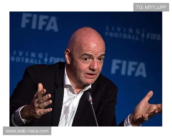 斯卡洛尼戴手套捧杯引热议，FIFA主席因凡蒂诺公开道歉