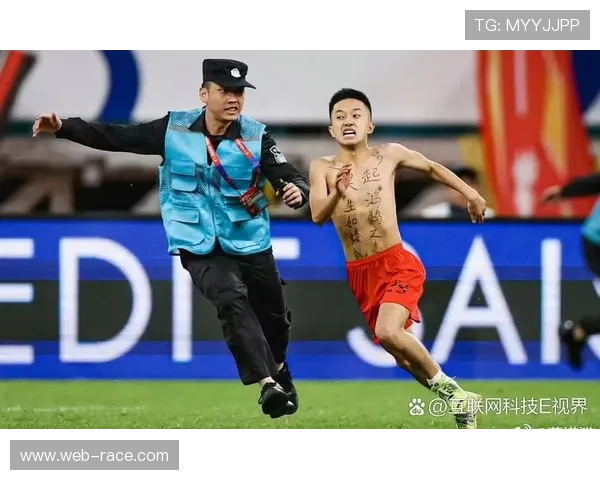 球迷闯入赛场导致比赛中断五分钟，安保人员迅速处理