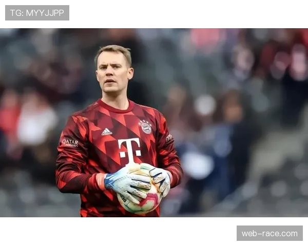 特写：诺伊尔达成德甲500场里程碑，赛后获赠纪念球衣